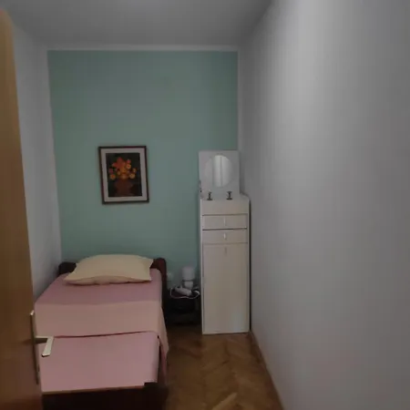 Διαμέρισμα Spacious With Big Garden Near