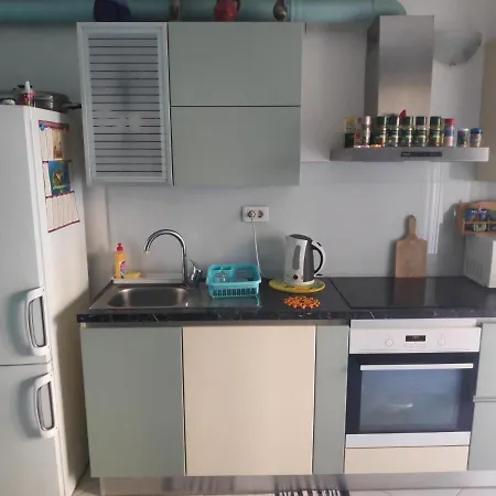 Spacious With Big Garden Near Apartment *