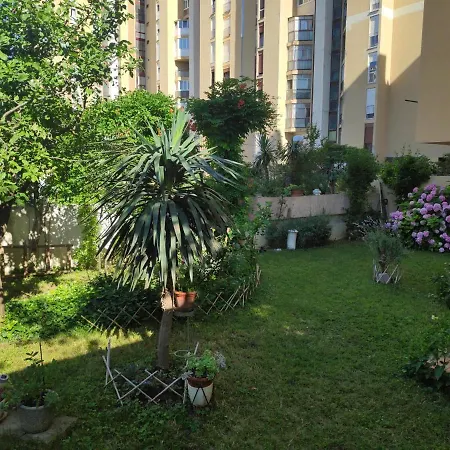 Spacious With Big Garden Near Apartment