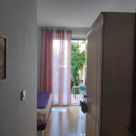 Spacious With Big Garden Near Apartment Split
