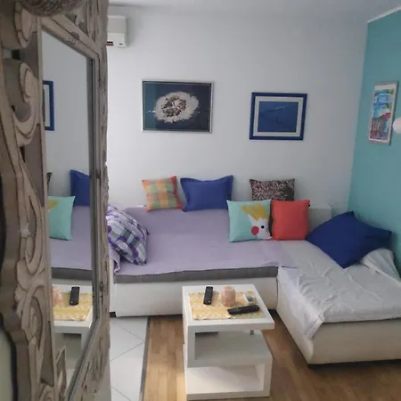 Spacious With Big Garden Near Apartment Split