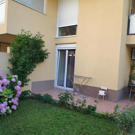 Spacious With Big Garden Near Apartment Split