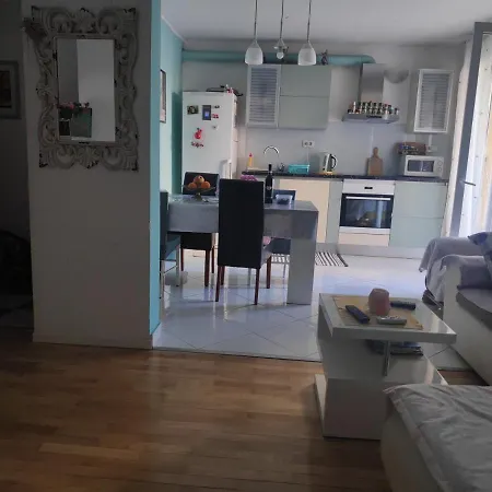 Spacious With Big Garden Near Apartment *